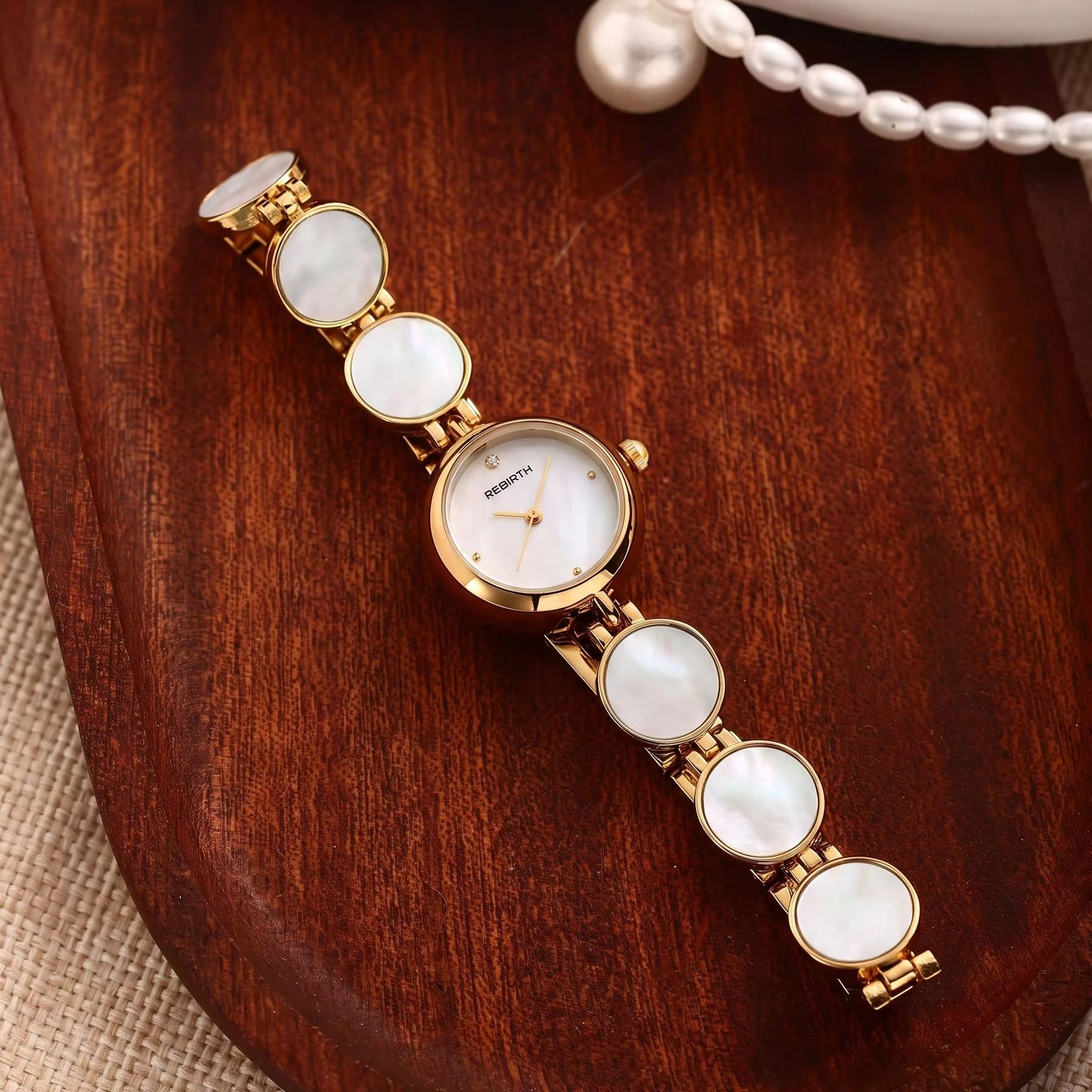 Montre à quartz pour femme de  - Quiet Luxury Watch avis et prix