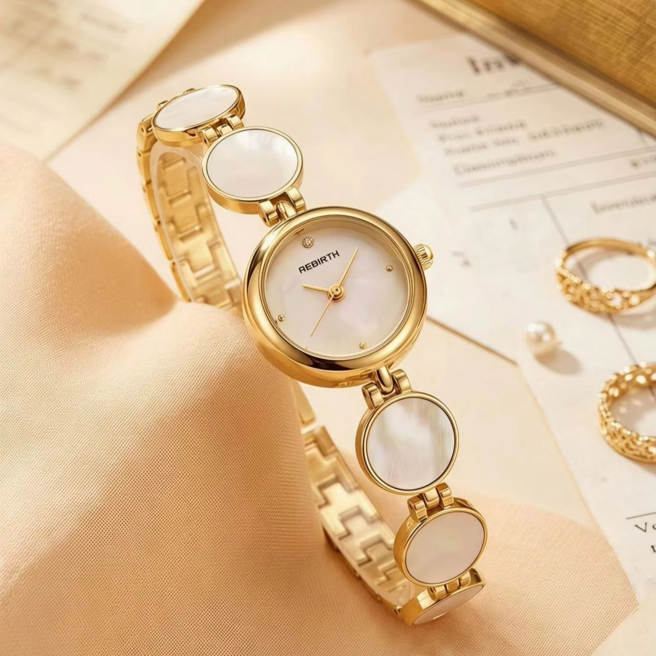 Montre à quartz pour femme de  - Quiet Luxury Watch avis et prix