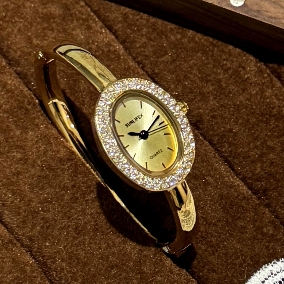 Strass cadran ovale Bracelet m - Quiet Luxury Watch avis et prix