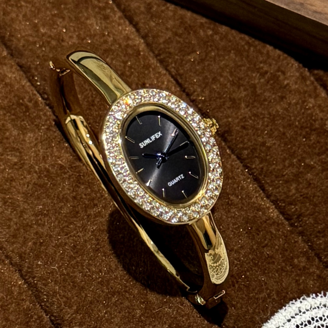 Strass cadran ovale Bracelet m - Quiet Luxury Watch avis et prix