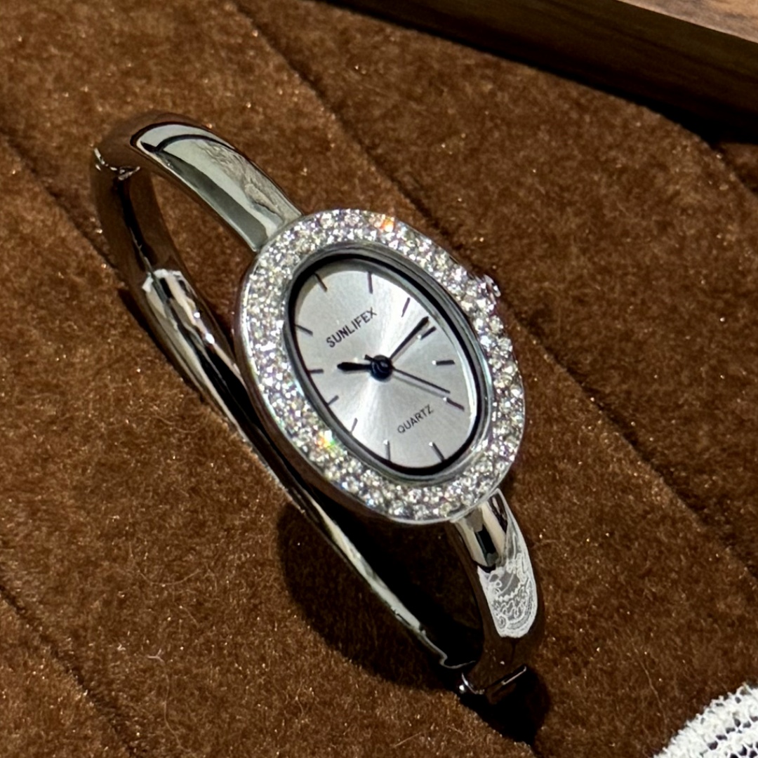 Strass cadran ovale Bracelet m - Quiet Luxury Watch avis et prix